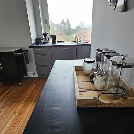 3 Balkon Moebliertes * ברונסבוטל